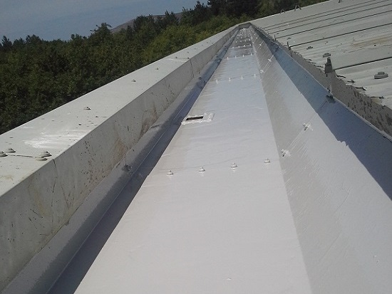 Lining of industrial metal gutters