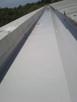 2. Holdsworth Roofing Gallery: Lining of industrial metal gutters 02